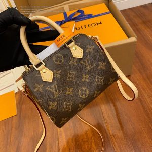 gucciaaa-38684-gallery-75570-3e9275c42132b9be 城市同行|M61252 NANO mini枕頭包|包款全貌與整體比例