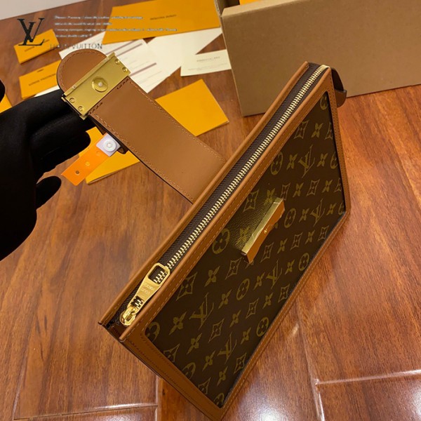 gucciaaa-38689-gallery-75634-949812596009fb5f 城市同行|M69184 手包化妝包|商品實拍視角 10