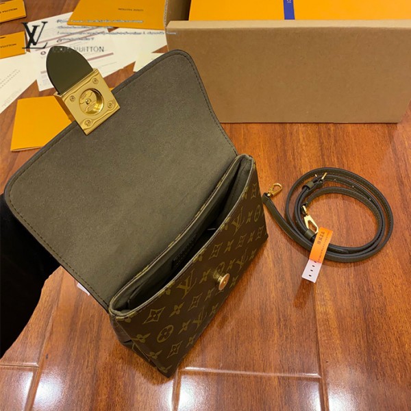gucciaaa-38696-gallery-75729-295c574720832a79 城市同行|M44797 手提斜背包|商品實拍視角 03