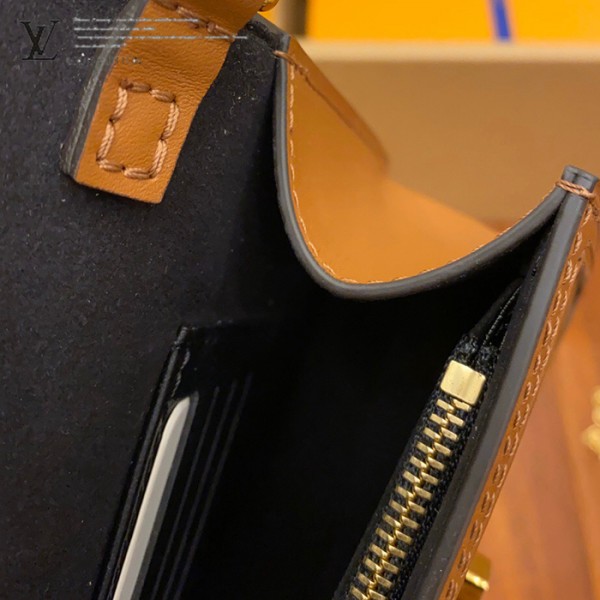 gucciaaa-38697-gallery-75743-d72c59a15706f9a5 城市同行|M68746 小號達芙妮郵差包|商品實拍視角 02