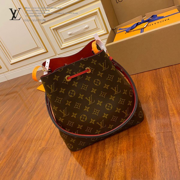 gucciaaa-38716-gallery-76008-0bbdc8fd28845df3 城市同行|M44021 水桶包|商品實拍視角 03