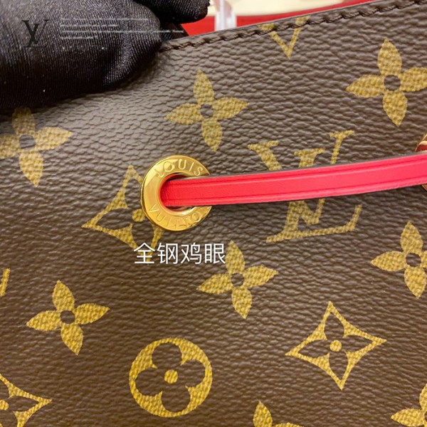 gucciaaa-38716-gallery-76011-b2d88f4662a65d64 城市同行|M44021 水桶包|商品實拍視角 06