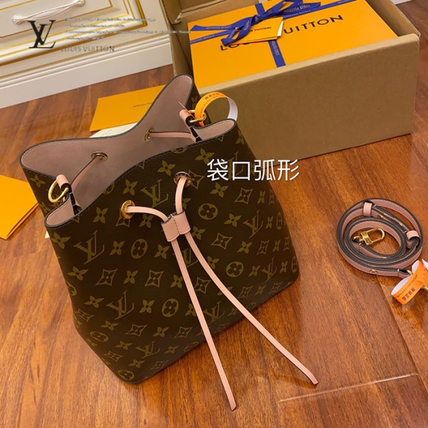 gucciaaa-38717-gallery-76015-0c84082175cc6599 城市同行|精選 M44022 水桶包|商品實拍視角 02