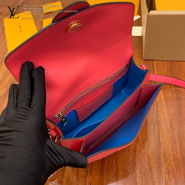 gucciaaa-38721-gallery-76060-d273dead1722c0b4 城市同行|M55949 女士郵差包|商品實拍視角 02