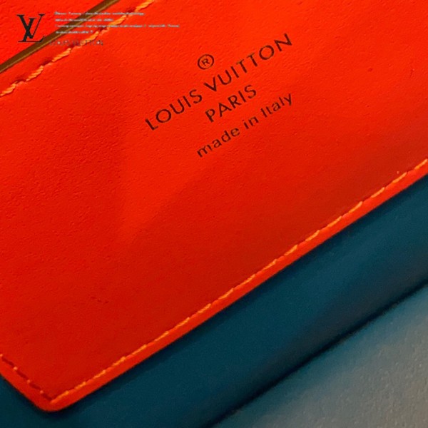 gucciaaa-38721-gallery-76070-a0bdc20e60a34f35 城市同行|M55949 女士郵差包|商品實拍視角 11