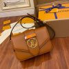 gucciaaa-38723-gallery-76102-adb802f8b7504f8d 城市同行|M55952 女士郵差包|商品實拍視角 08