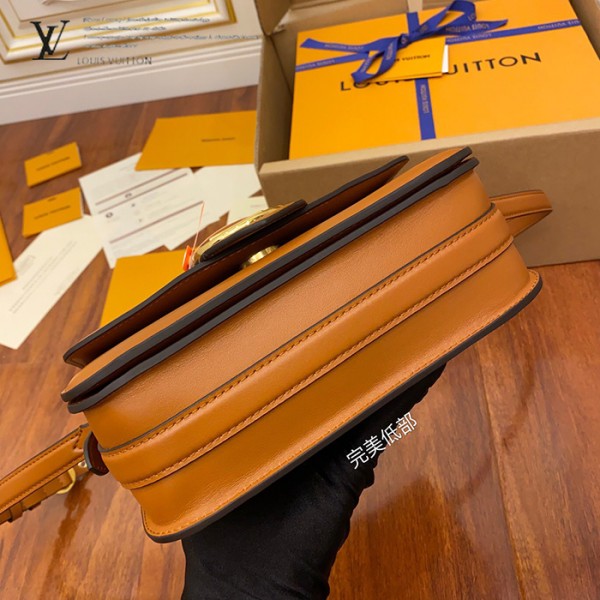 gucciaaa-38723-gallery-76105-6b6a972208400c96 城市同行|M55952 女士郵差包|商品實拍視角 11