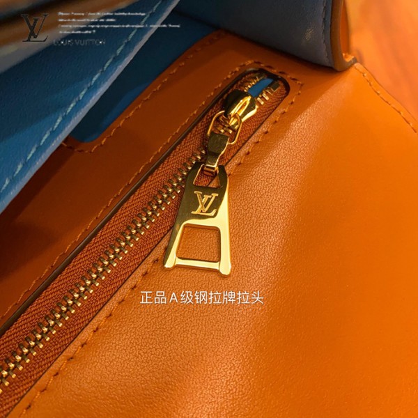 gucciaaa-38723-gallery-76111-32d057118cc80520 城市同行|M55952 女士郵差包|商品實拍視角 17