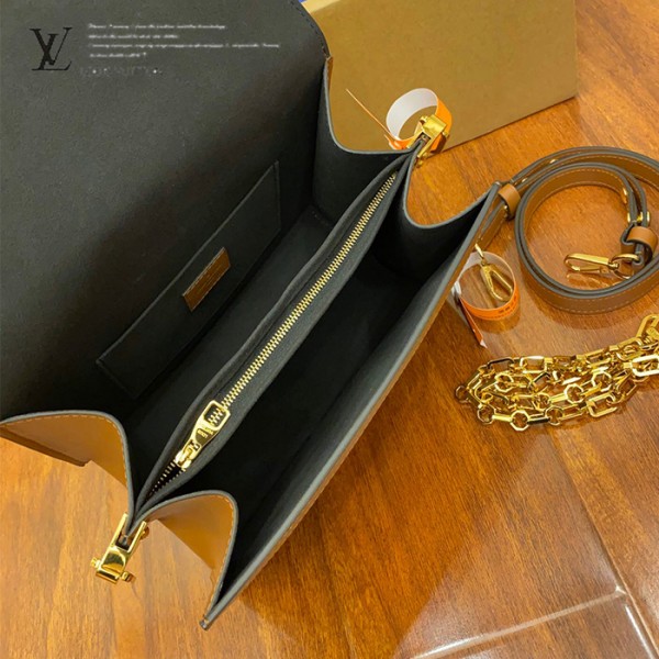 gucciaaa-38729-gallery-76190-07c746d36f803825 城市同行|M44391 達芙妮郵差包|商品實拍視角 15